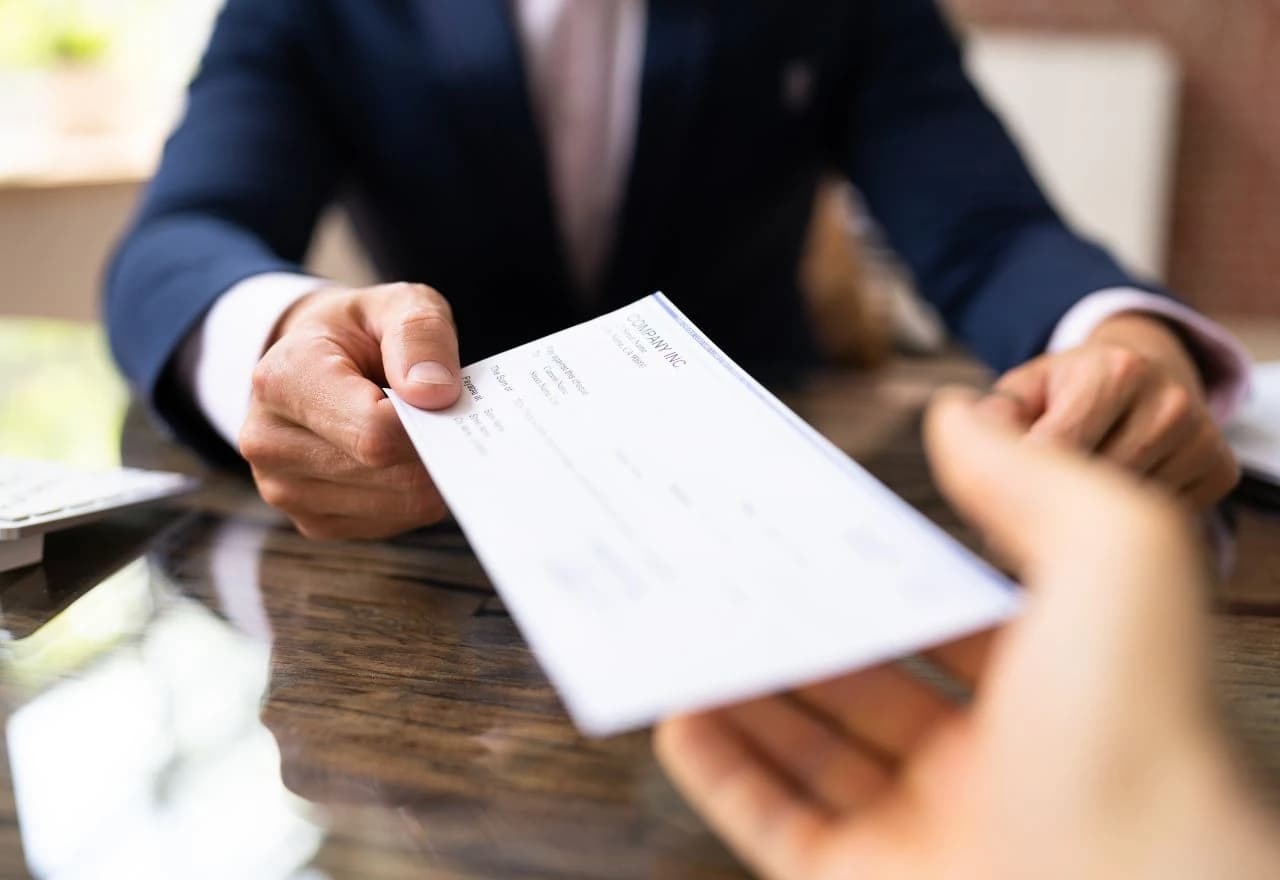 Poslodavac daje plaću radniku