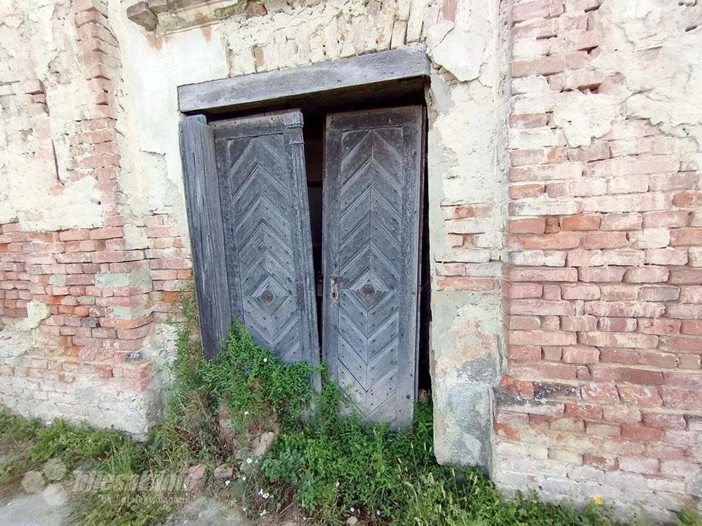 Jedna vrata pravoslavne crkve u Velikoj Barni su rastvorena…