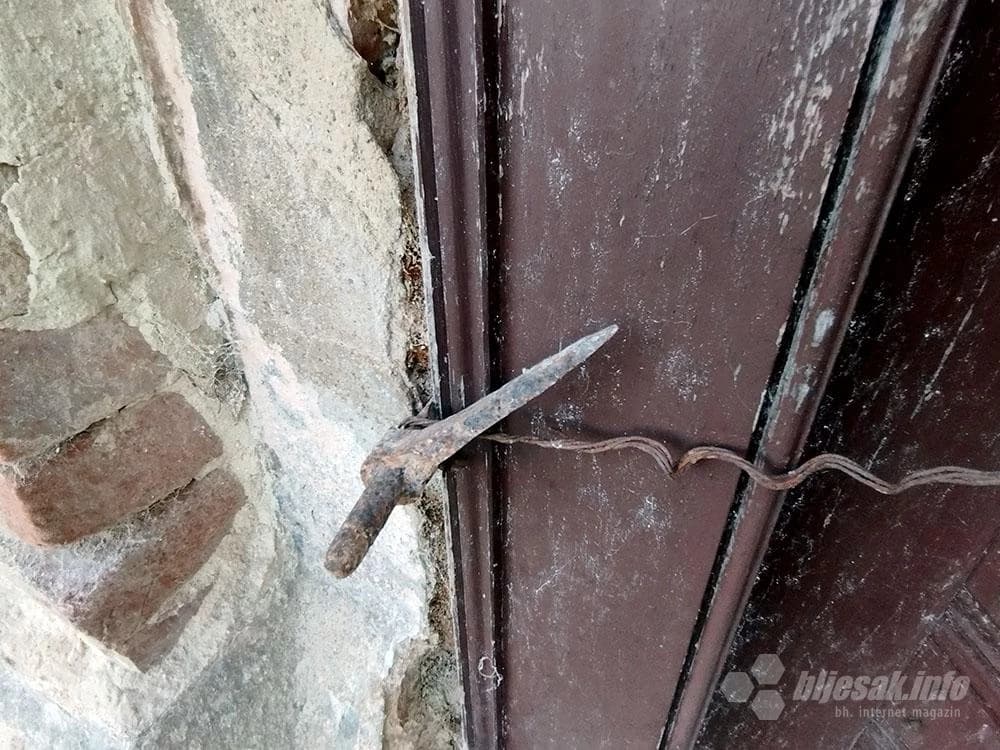 …a druga „zaključana“ žicom