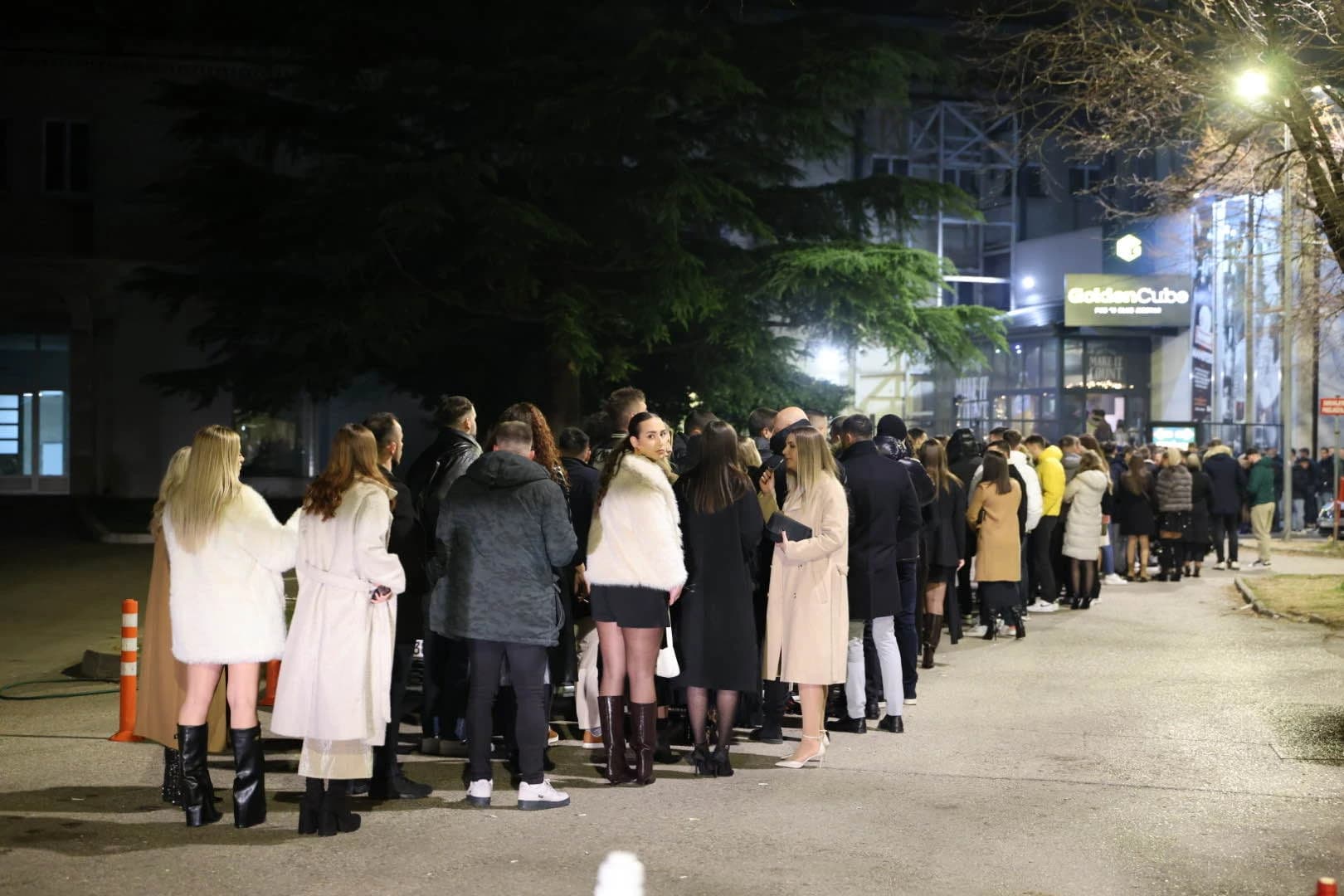 Red za ulazak u noćni klub