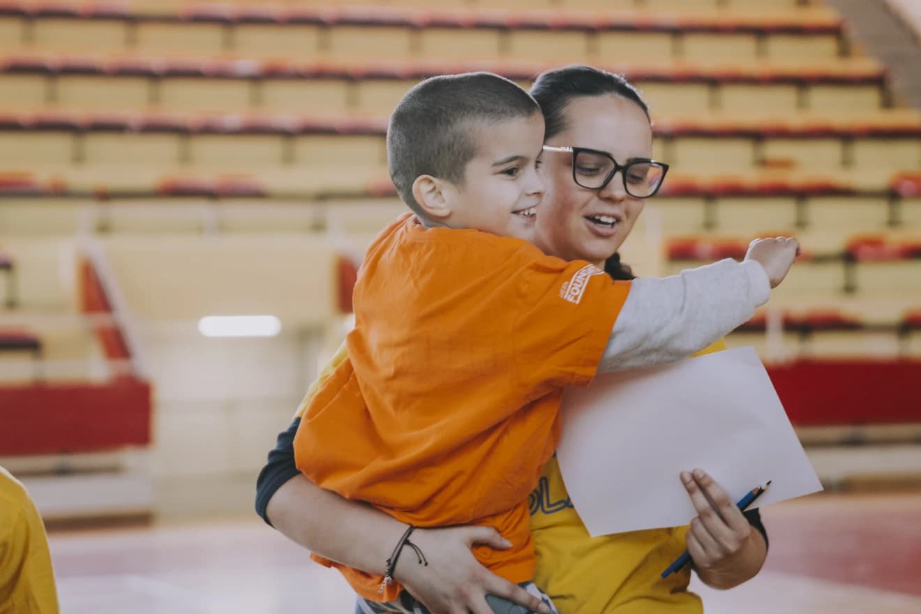 Sunčana strana dlana i ove je godine u sportskoj dvorani na Bijelom brijegu okupila mališane i volontere željne igre, druženja i zabave.