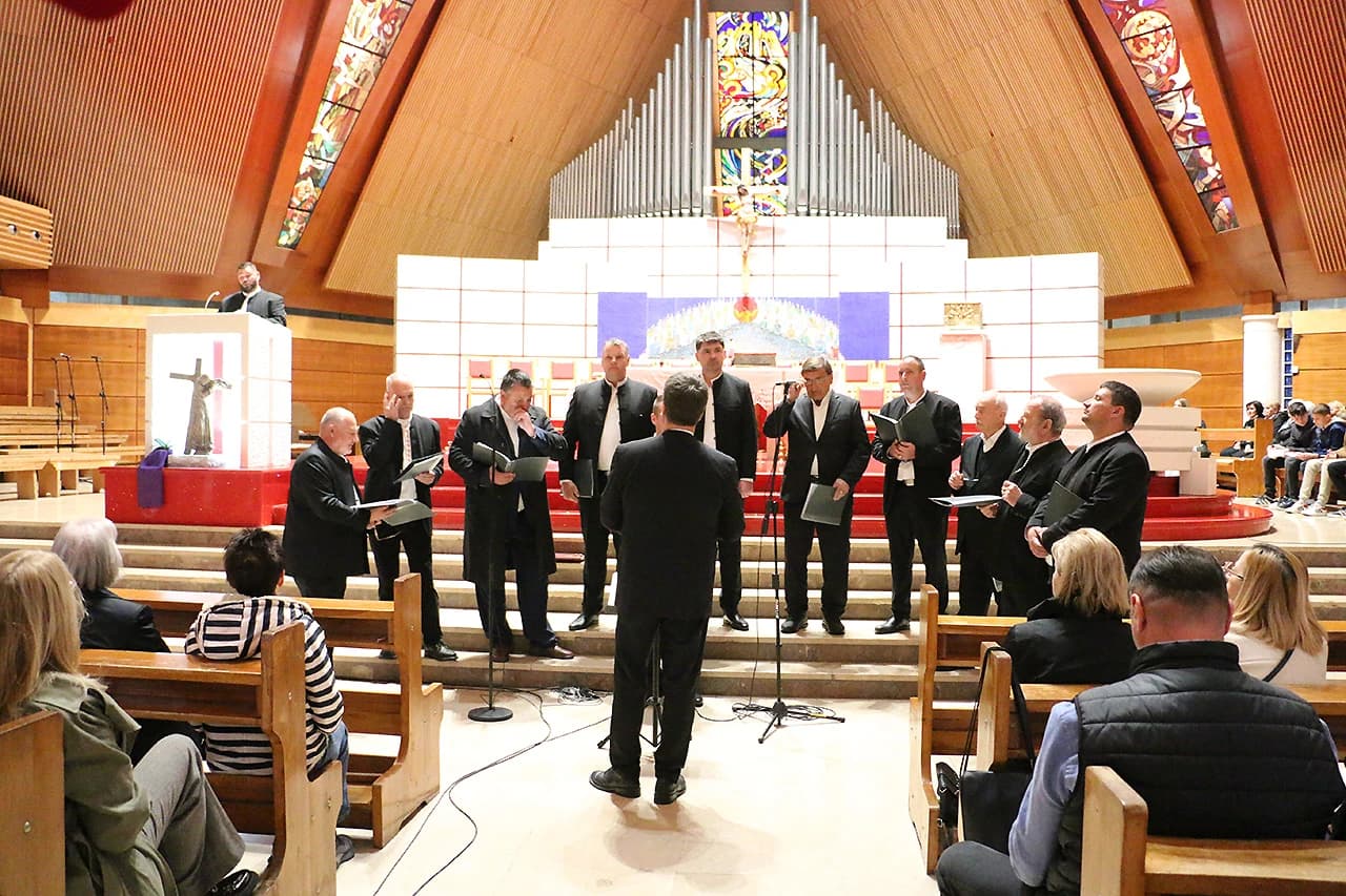 U Katedrali održan koncert hvarskih korizmenih napjeva