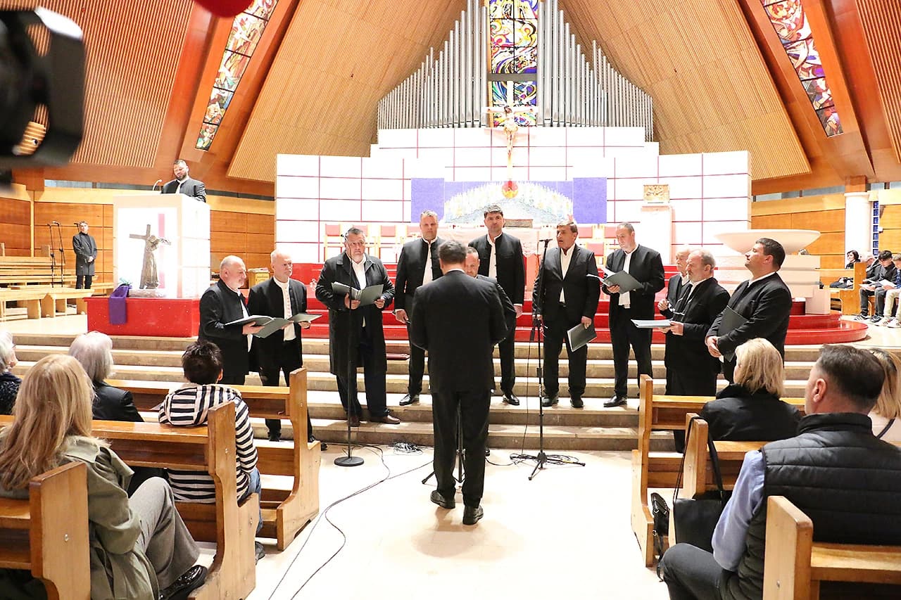 U Katedrali održan koncert hvarskih korizmenih napjeva