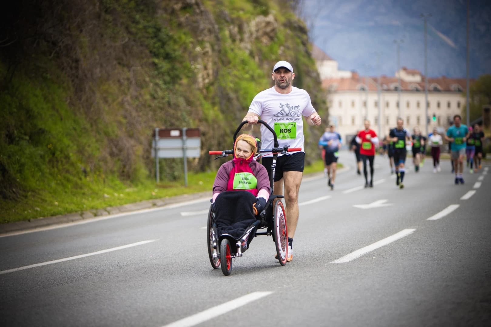 Bernard Kiprotich Too pobjednik je devetog izdanja Mostarskog polumaratona. Kenijac je prošao kroz cilj u vremenu 01:06:52 te je tako postavio novi rekord mostarske utrke na kojoj je sudjelovalo preko 1300 sudionika iz 55 zemalja .