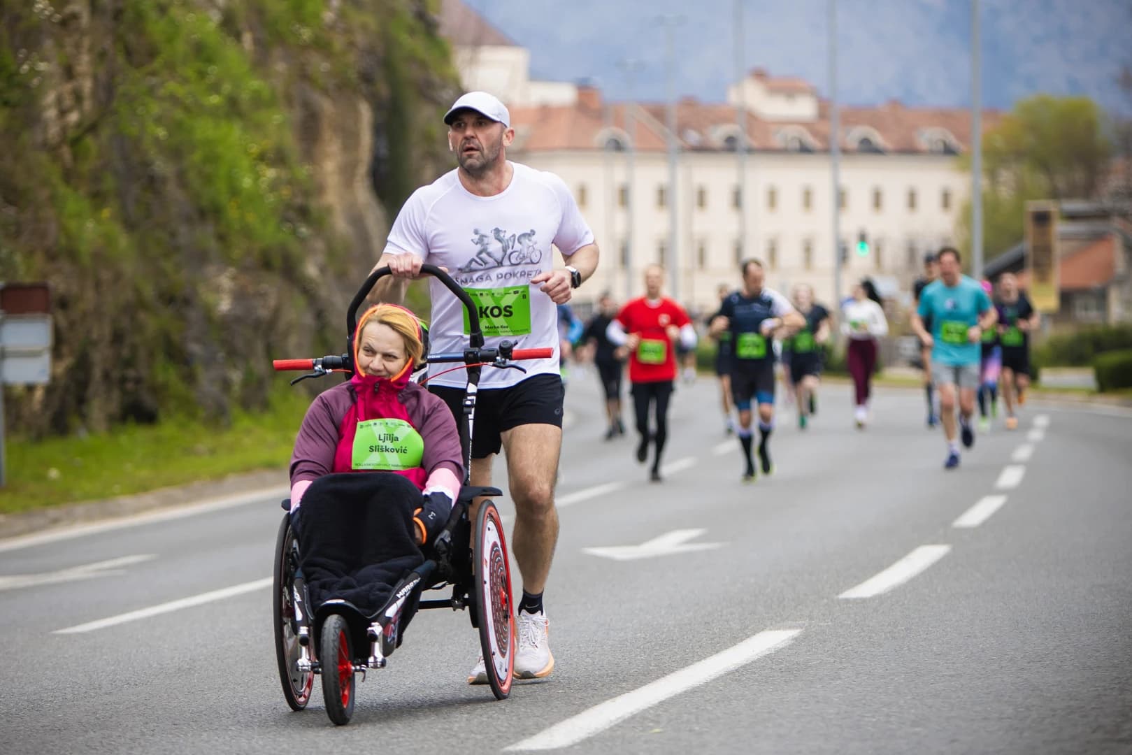 Bernard Kiprotich Too pobjednik je devetog izdanja Mostarskog polumaratona. Kenijac je prošao kroz cilj u vremenu 01:06:52 te je tako postavio novi rekord mostarske utrke na kojoj je sudjelovalo preko 1300 sudionika iz 55 zemalja .