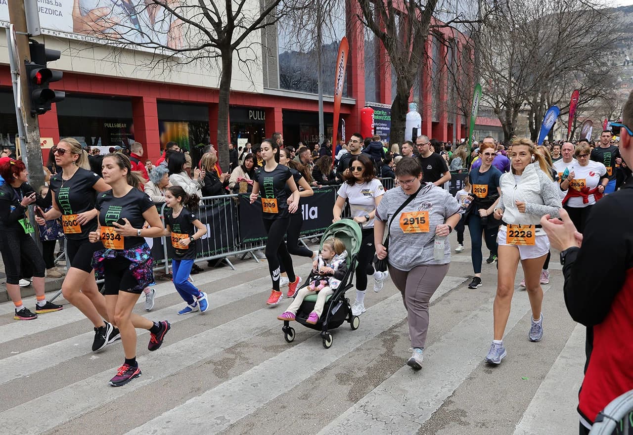 Više od 1.200 natjecatelja u subotu je sudjelovalo na humanitarnoj 4K – Prostori koji pokreću utrci u okviru devetog Mostar Run Weekenda.