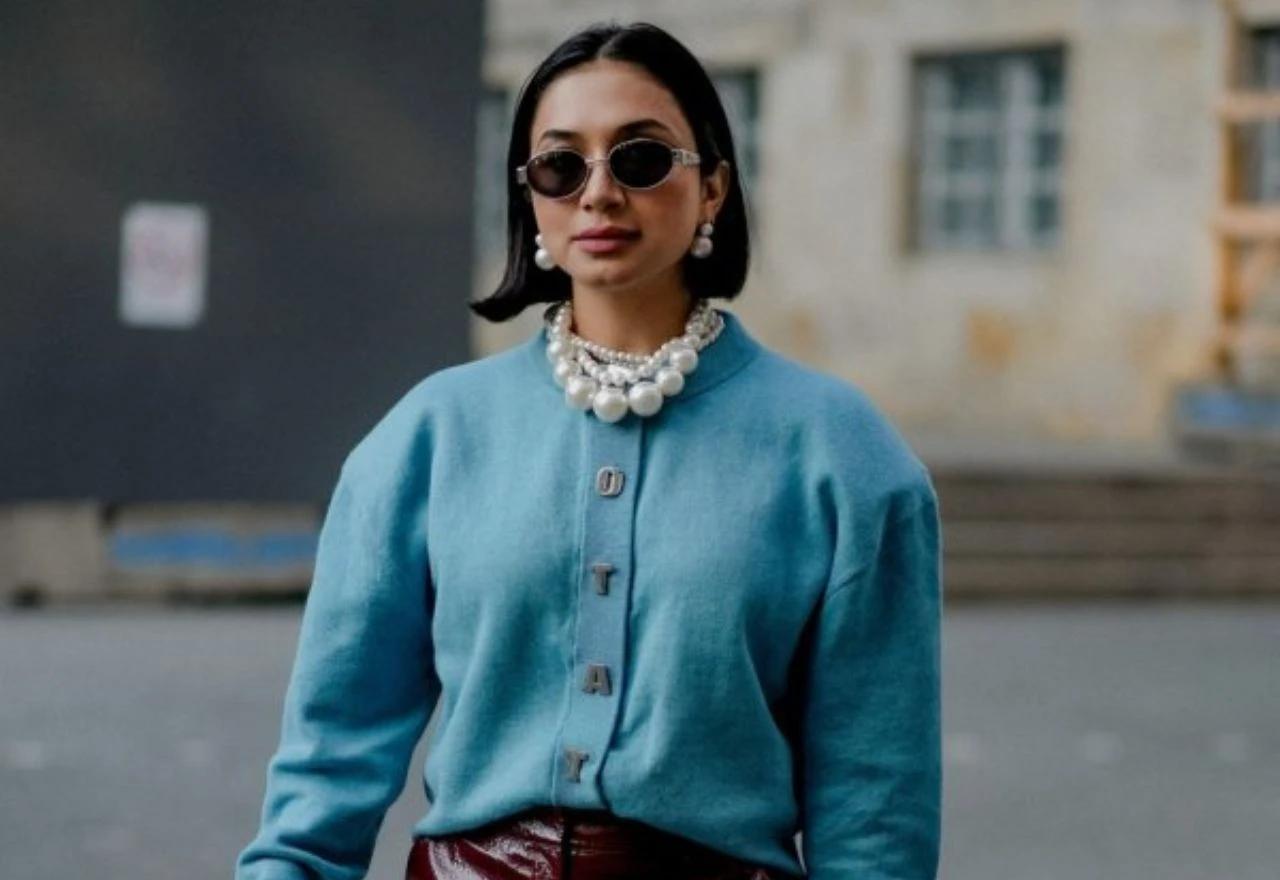 Žena s gobstopper bisernim nakitom