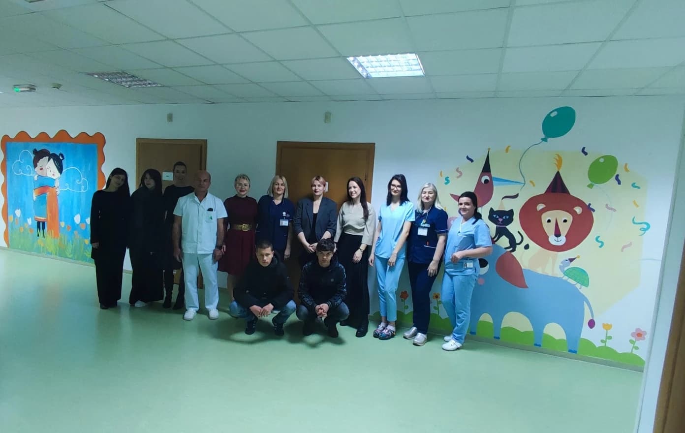 Učenici Srednje građevinske škole Mostar oslikali mural i darovali igračke pedijatriji bolnice Dr. Safet Mujić