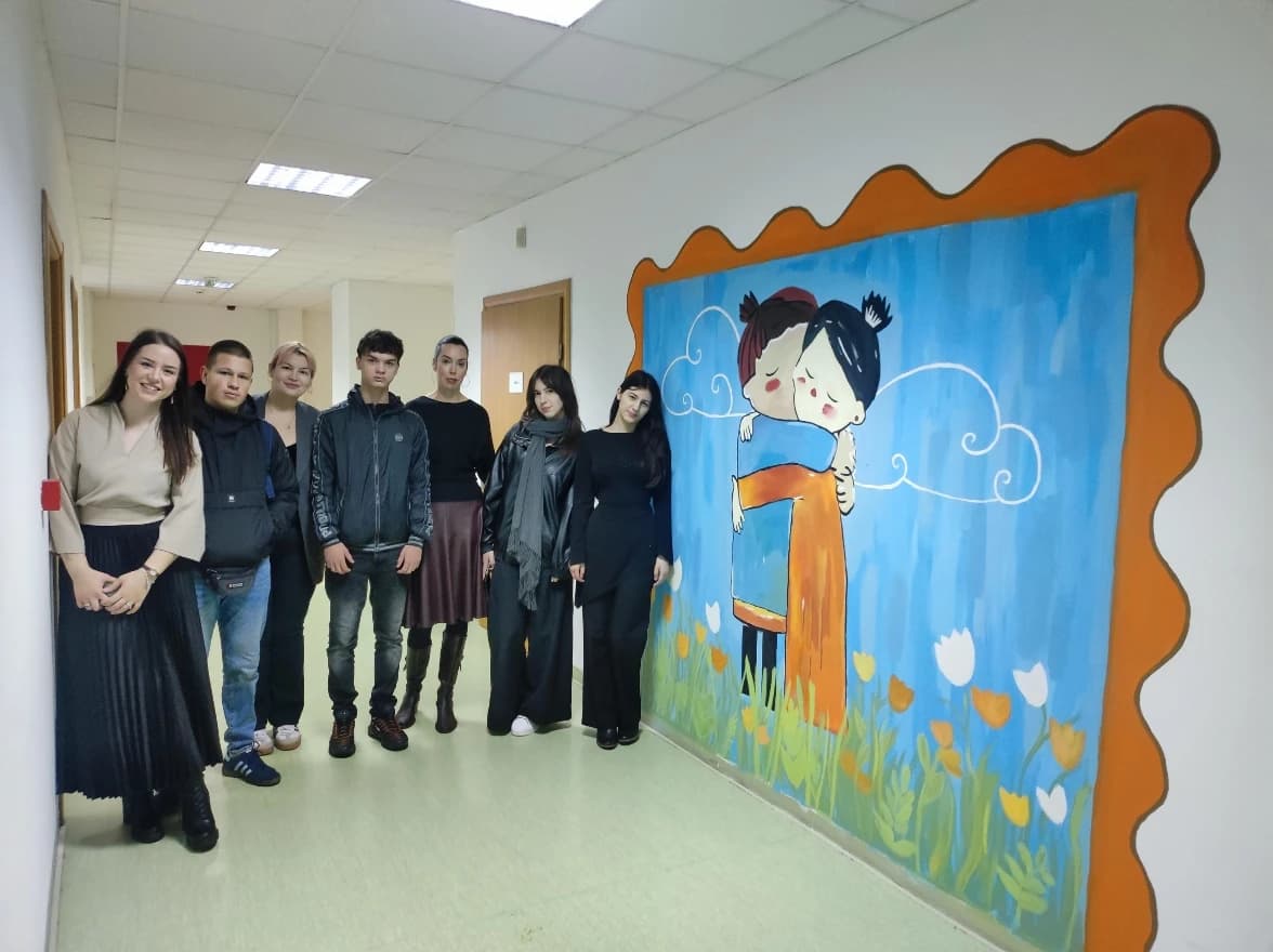 Učenici Srednje građevinske škole Mostar oslikali mural i darovali igračke pedijatriji bolnice Dr. Safet Mujić