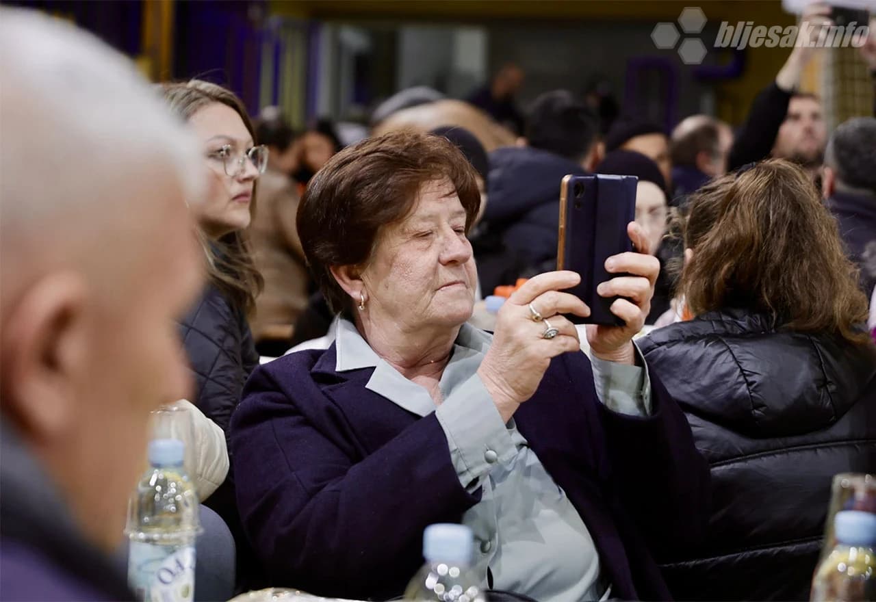 U Mostaru održan veliki zajednički iftar