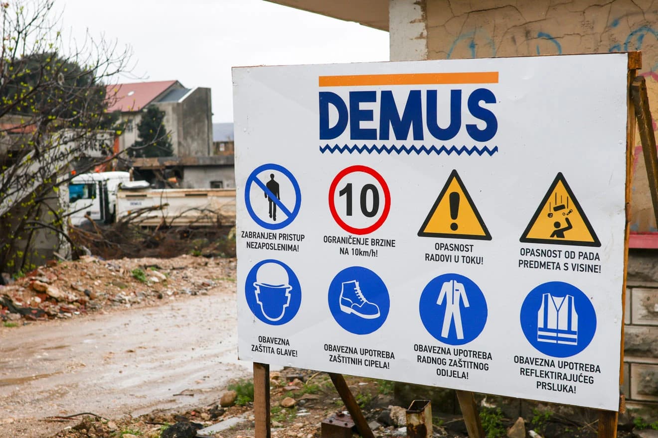 Počelo je rušenje zgrade bivše Fabrike duhana u Mostaru