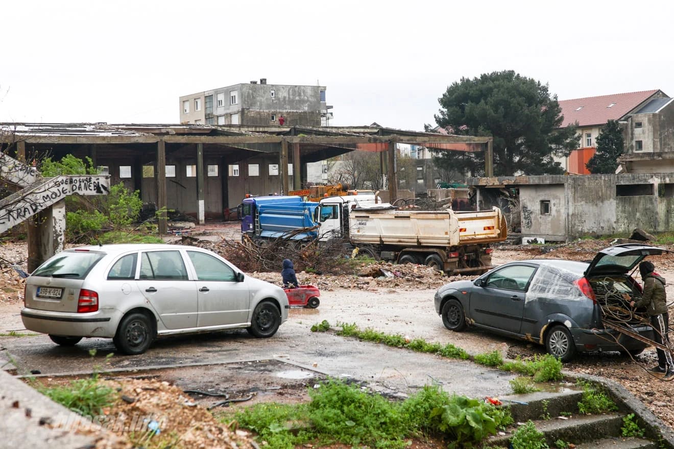 Počelo je rušenje zgrade bivše Fabrike duhana u Mostaru