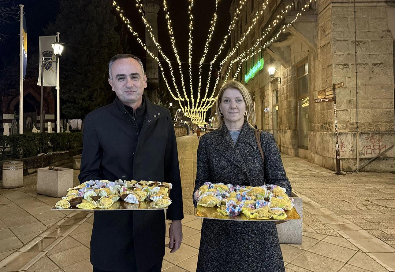 Direktorica TZ i predsjednik Gradskog vijeća dijelili kolače građanima