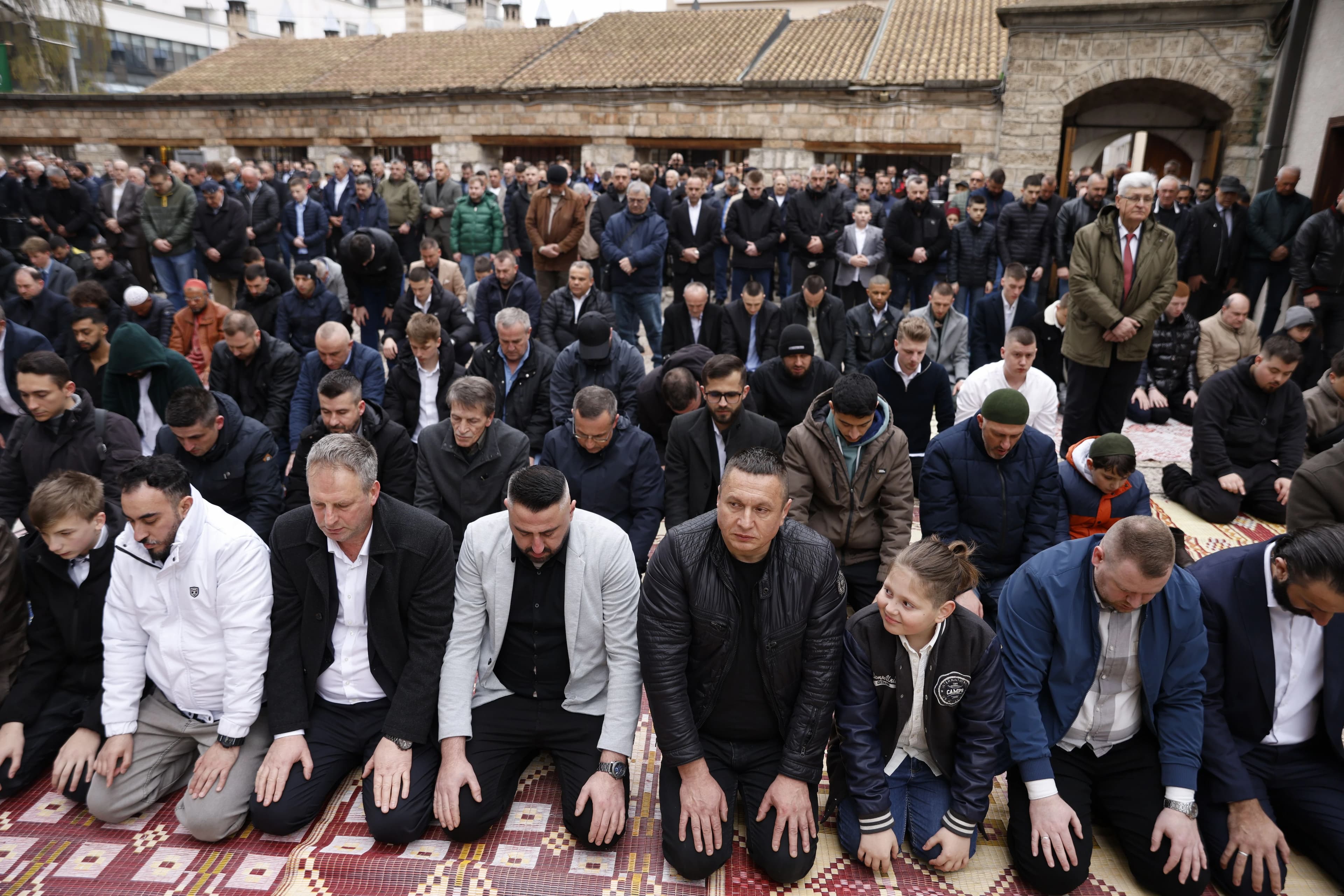 Centralna bajramska svečanost Rijaseta Islamske zajednice u Bosni i Hercegovini povodom Ramazanskog bajrama održana je danas u Gazi Husrev-begovoj džamiji u Sarajevu