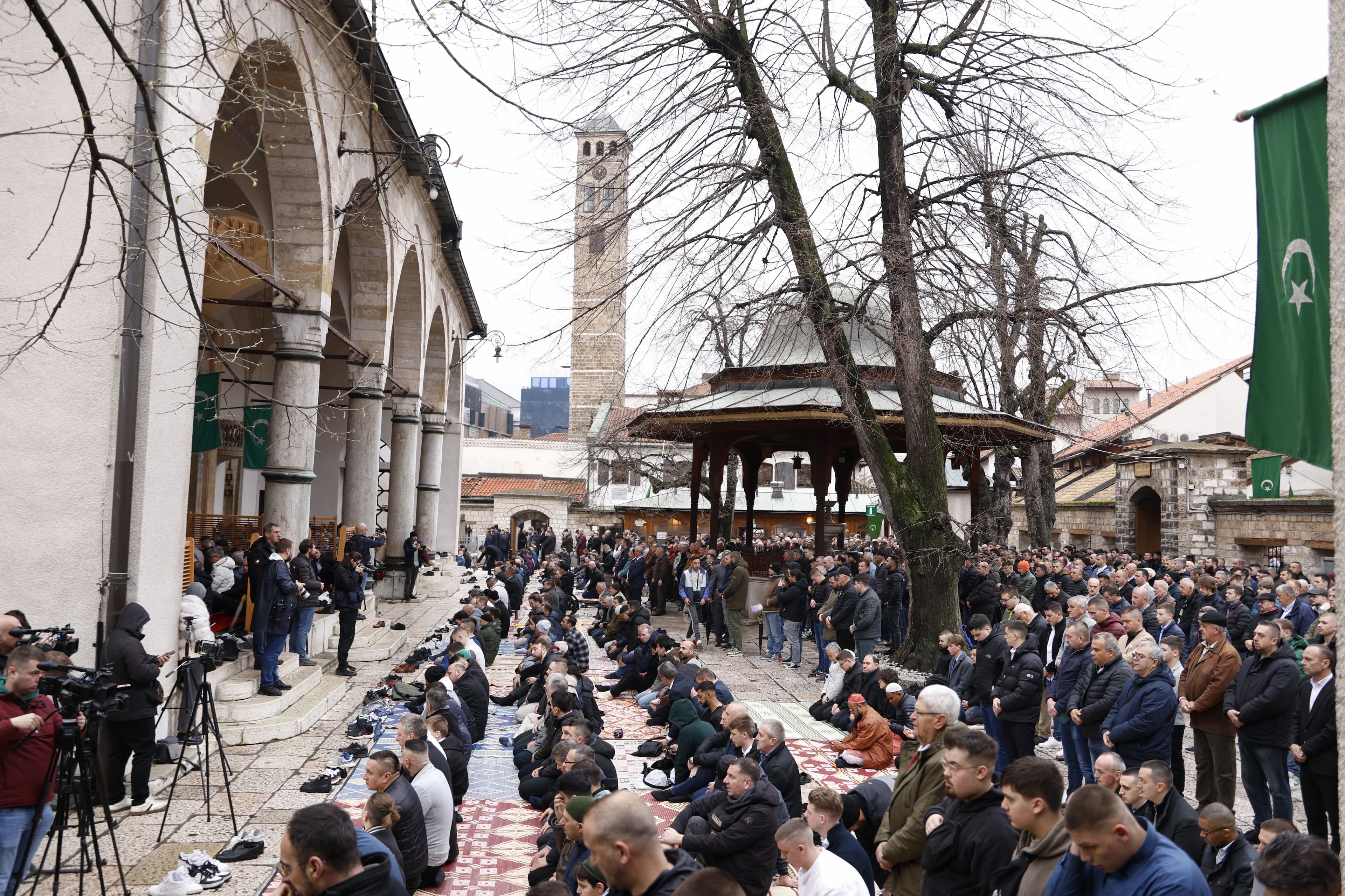 Centralna bajramska svečanost Rijaseta Islamske zajednice u Bosni i Hercegovini povodom Ramazanskog bajrama održana je danas u Gazi Husrev-begovoj džamiji u Sarajevu