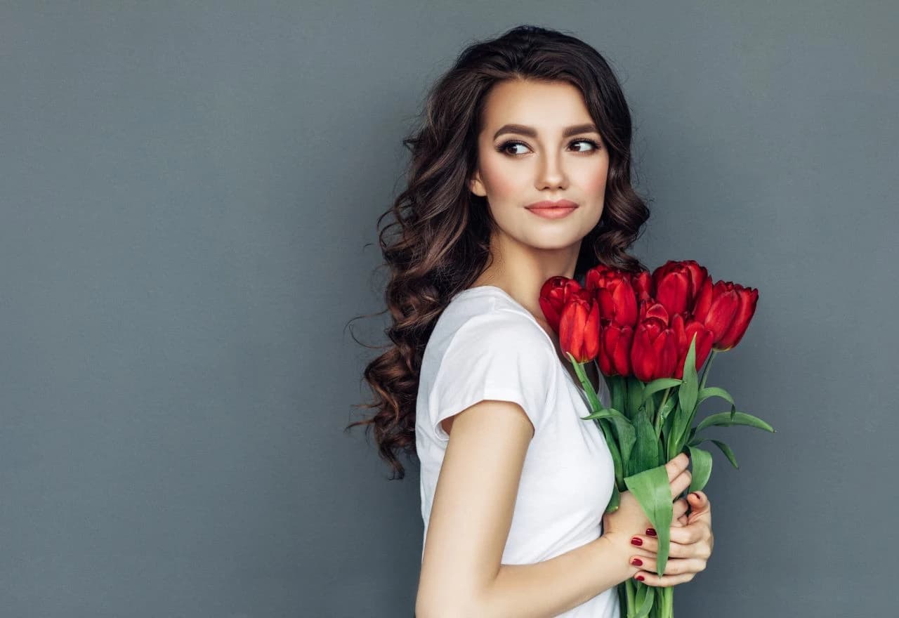 Žena s crvenim tulipanima