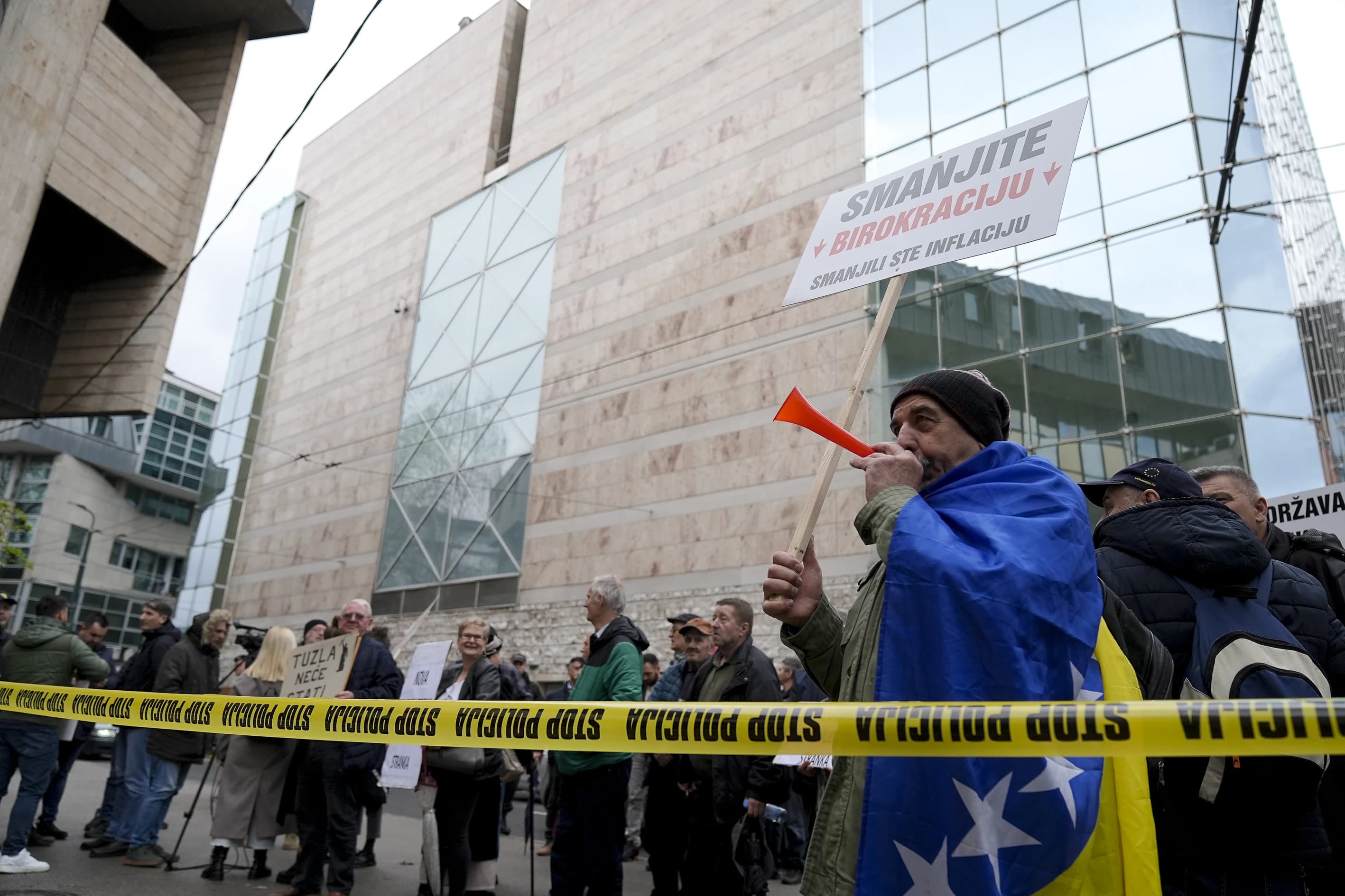 Prosvjednici su istaknuli transparente i oglašavaju se zvučnim efektima, a dolaze iz različitih društvenih skupina – poduzetnika, umirovljenika, radnika, nezaposlenih i drugih.