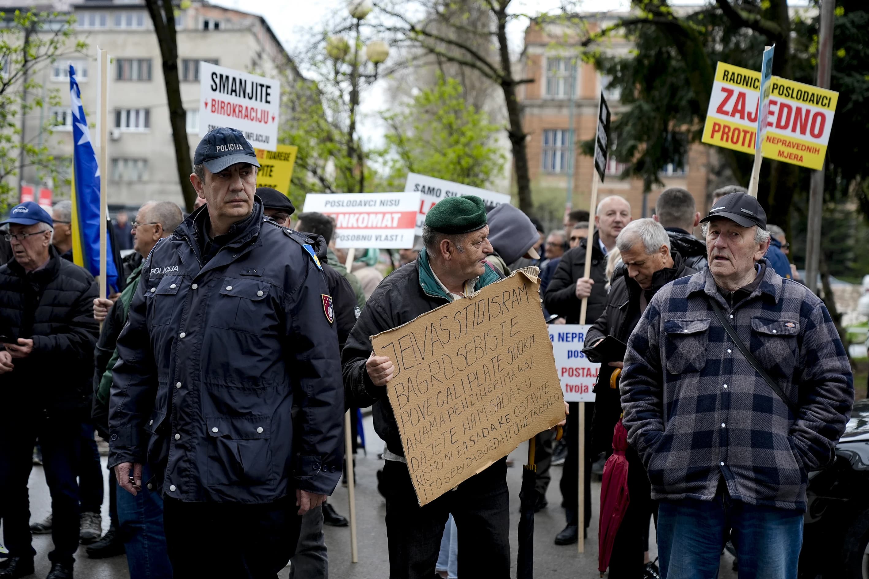 Prosvjednici su istaknuli transparente i oglašavaju se zvučnim efektima, a dolaze iz različitih društvenih skupina – poduzetnika, umirovljenika, radnika, nezaposlenih i drugih.