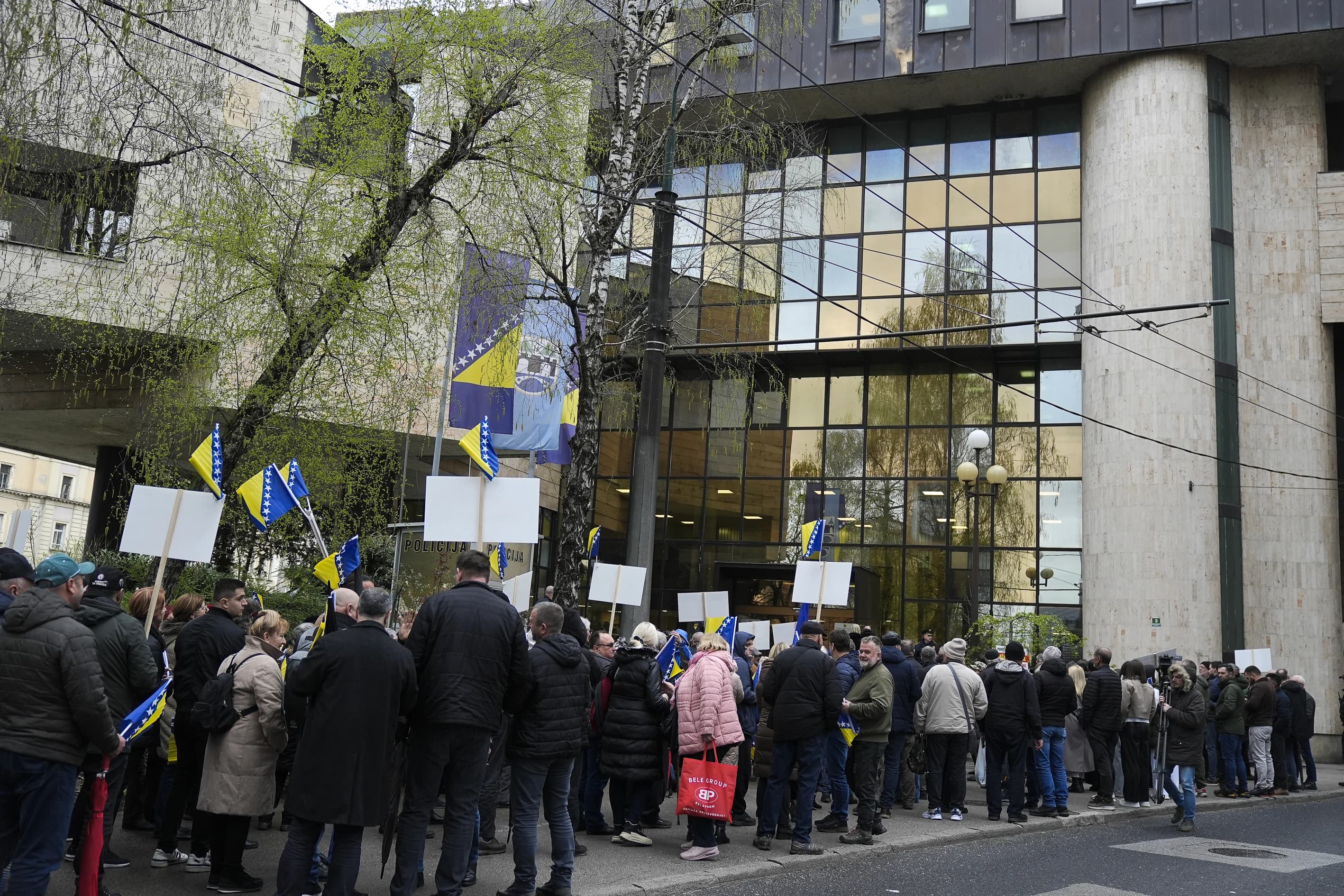 Prosvjednici su istaknuli transparente i oglašavaju se zvučnim efektima, a dolaze iz različitih društvenih skupina – poduzetnika, umirovljenika, radnika, nezaposlenih i drugih.