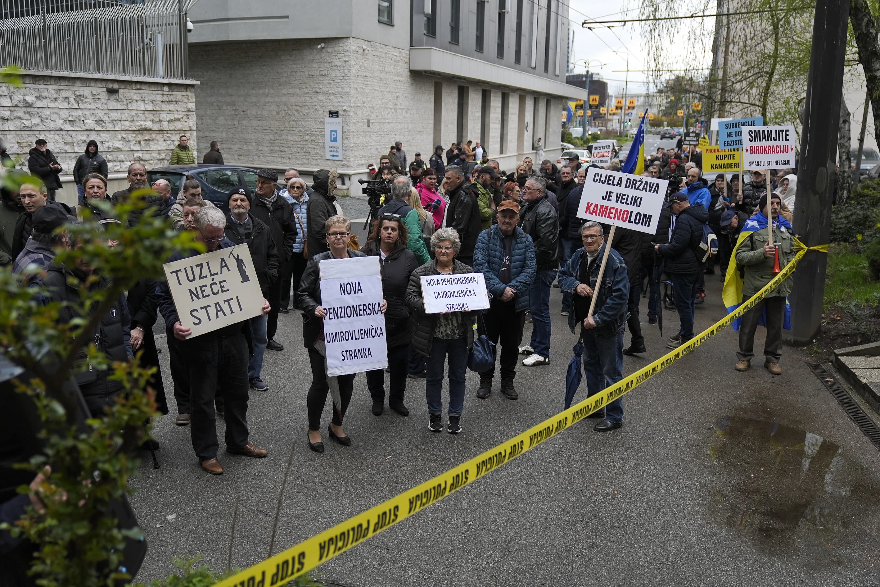 Prosvjednici su istaknuli transparente i oglašavaju se zvučnim efektima, a dolaze iz različitih društvenih skupina – poduzetnika, umirovljenika, radnika, nezaposlenih i drugih.