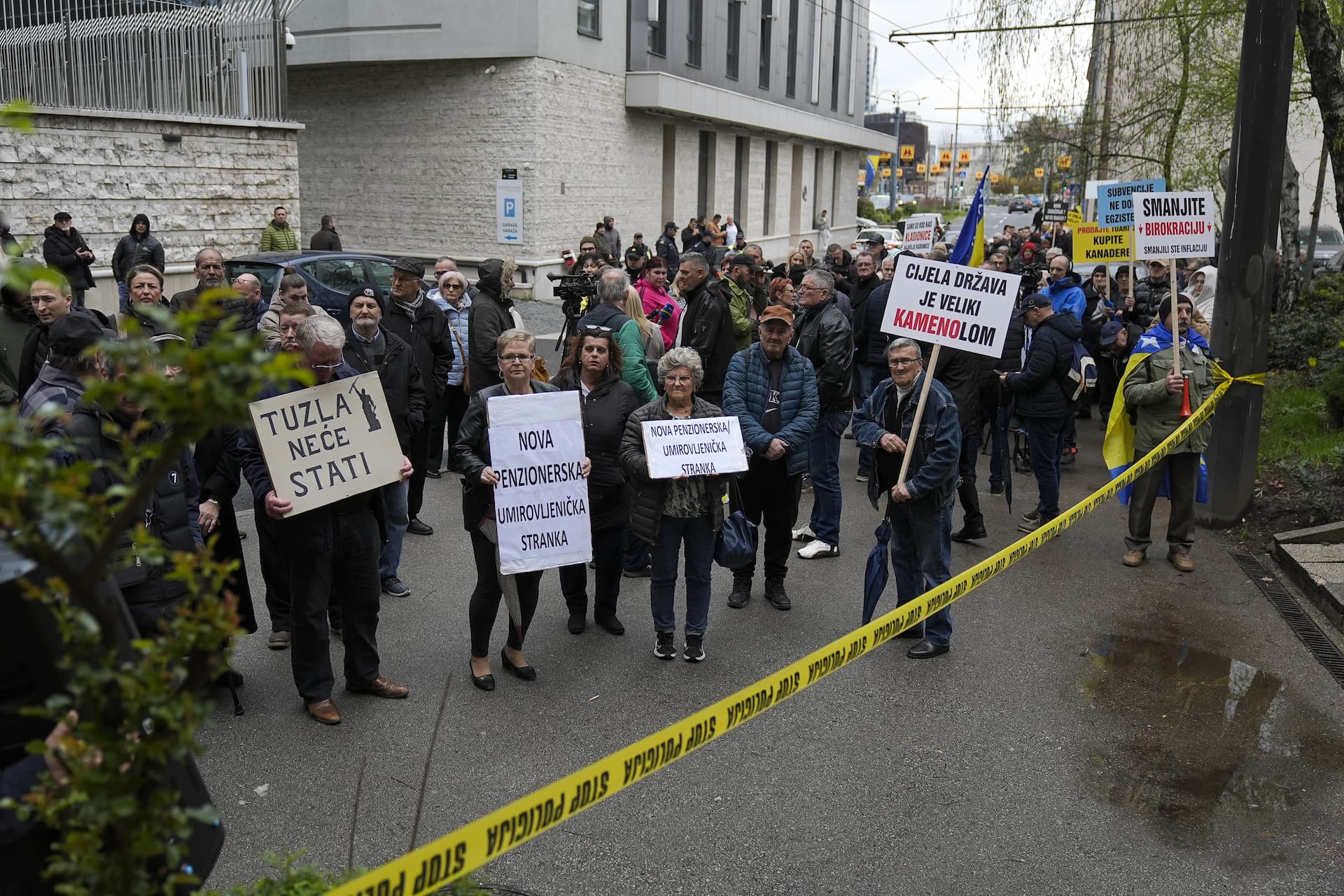 Prosvjednici su istaknuli transparente i oglašavaju se zvučnim efektima, a dolaze iz različitih društvenih skupina – poduzetnika, umirovljenika, radnika, nezaposlenih i drugih.