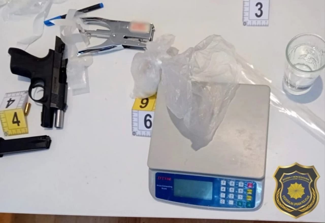 Pronađeni heroin, ecstasy, oružje i novac