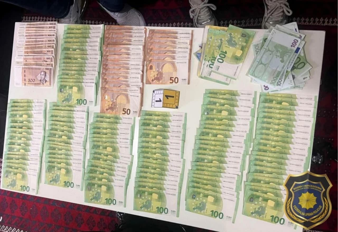 Pronađeni heroin, ecstasy, oružje i novac