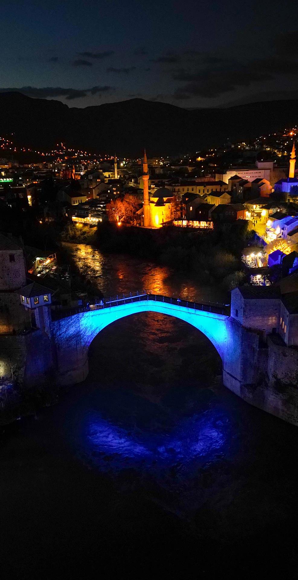 Mostar osvijetljen plavo u podršci osobama s autizmom