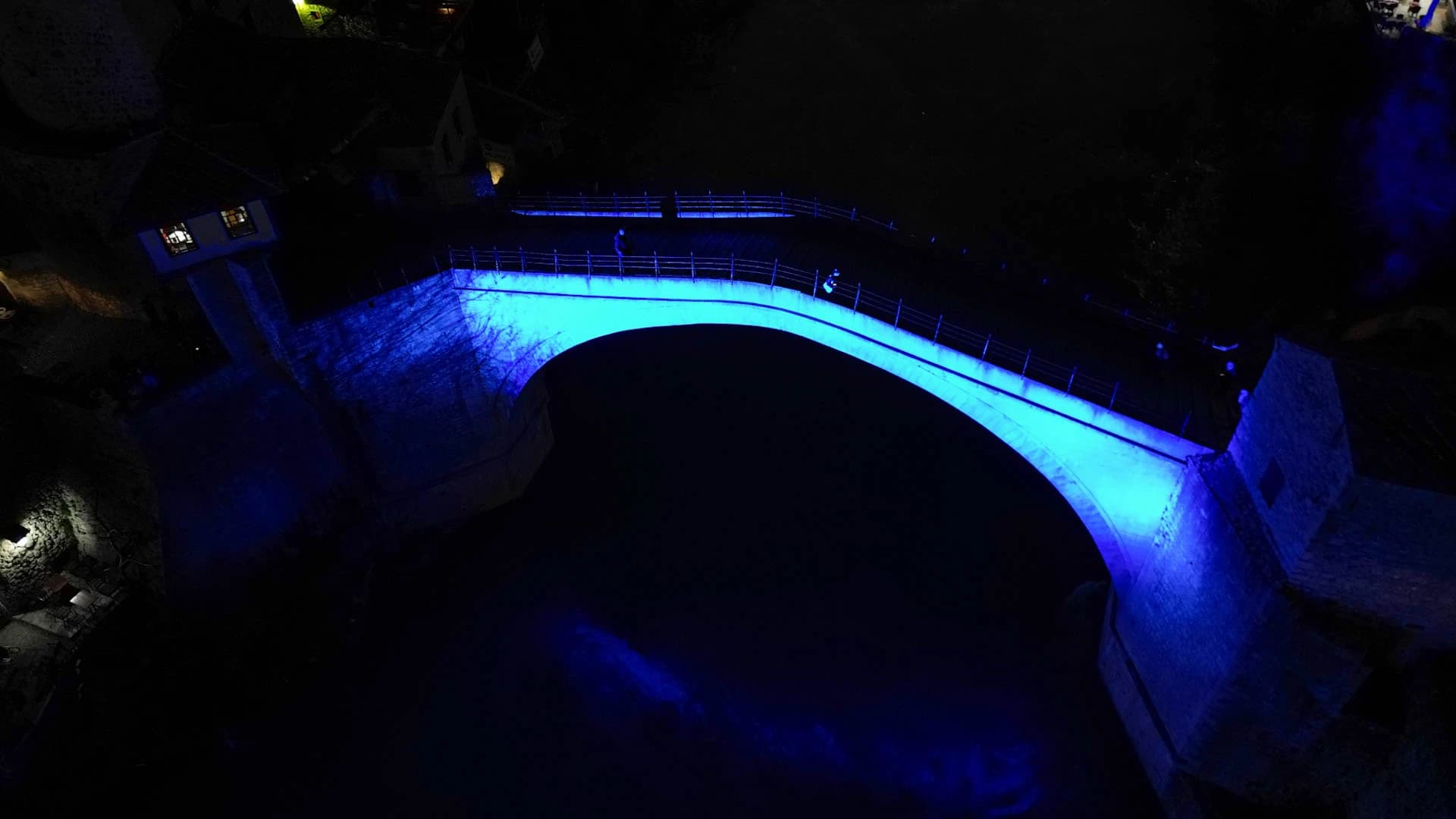 Mostar osvijetljen plavo u podršci osobama s autizmom