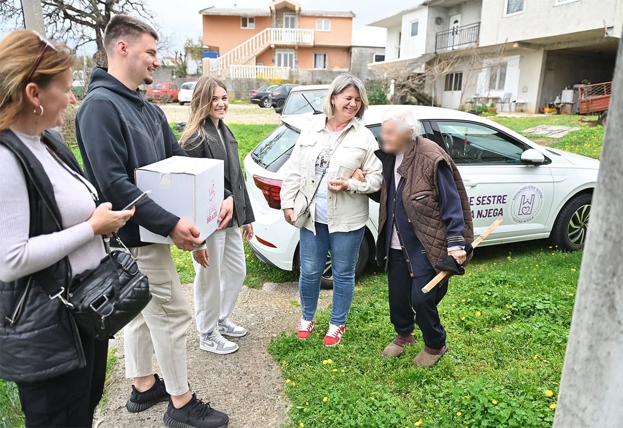 Učenici Gimnazije fra Dominika Mandića donirali hranu korisnicima kućne njege