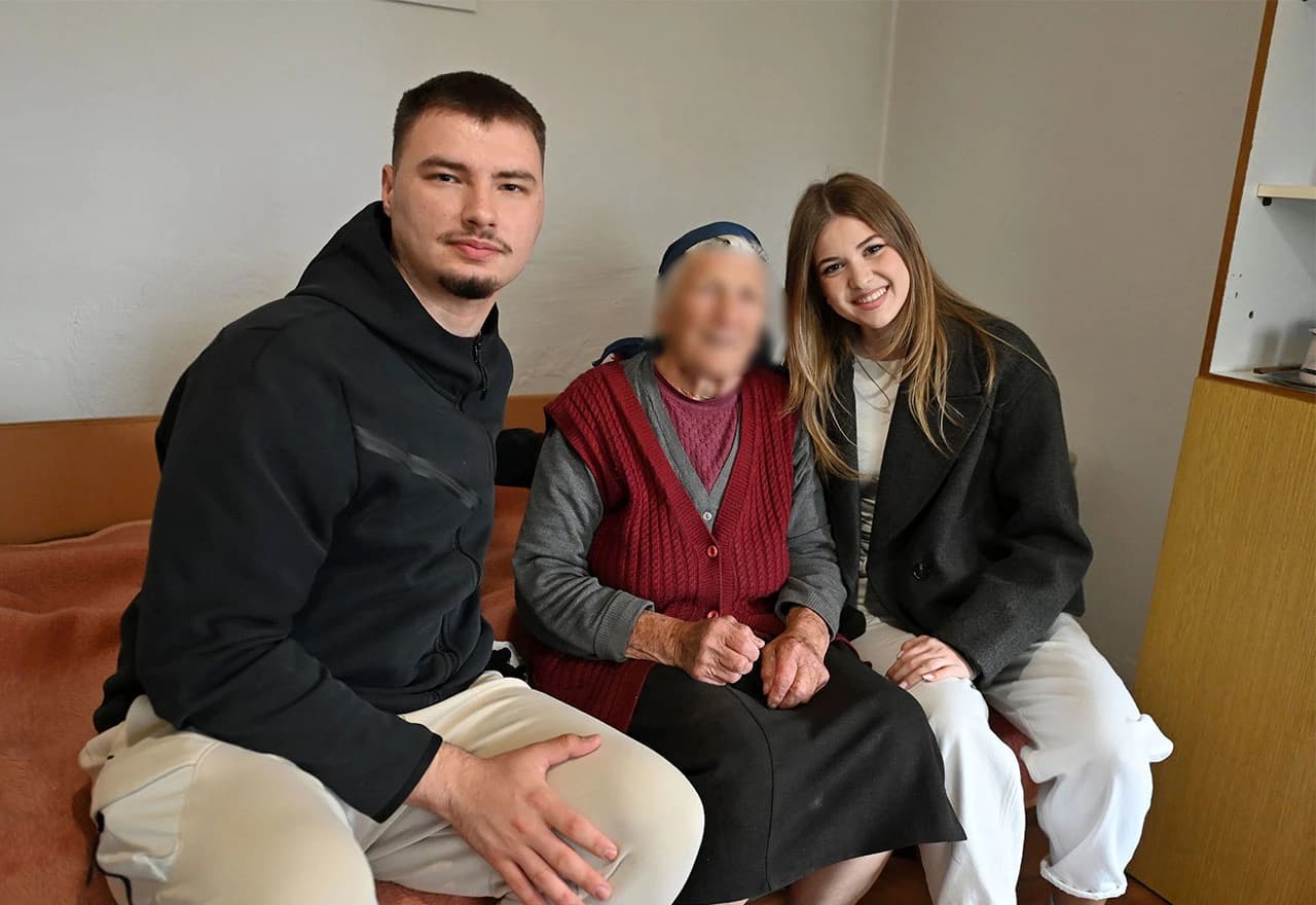 Širokobriješki gimnazijalci obradovali starije osobe uskrsnim paketima