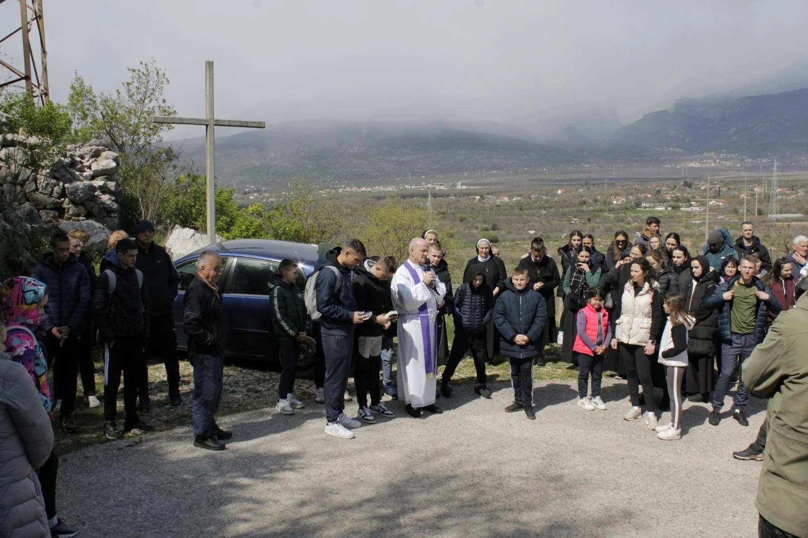Križni put Vojno – Đubrani okupio brojne vjernike u molitvi i pjesmi
