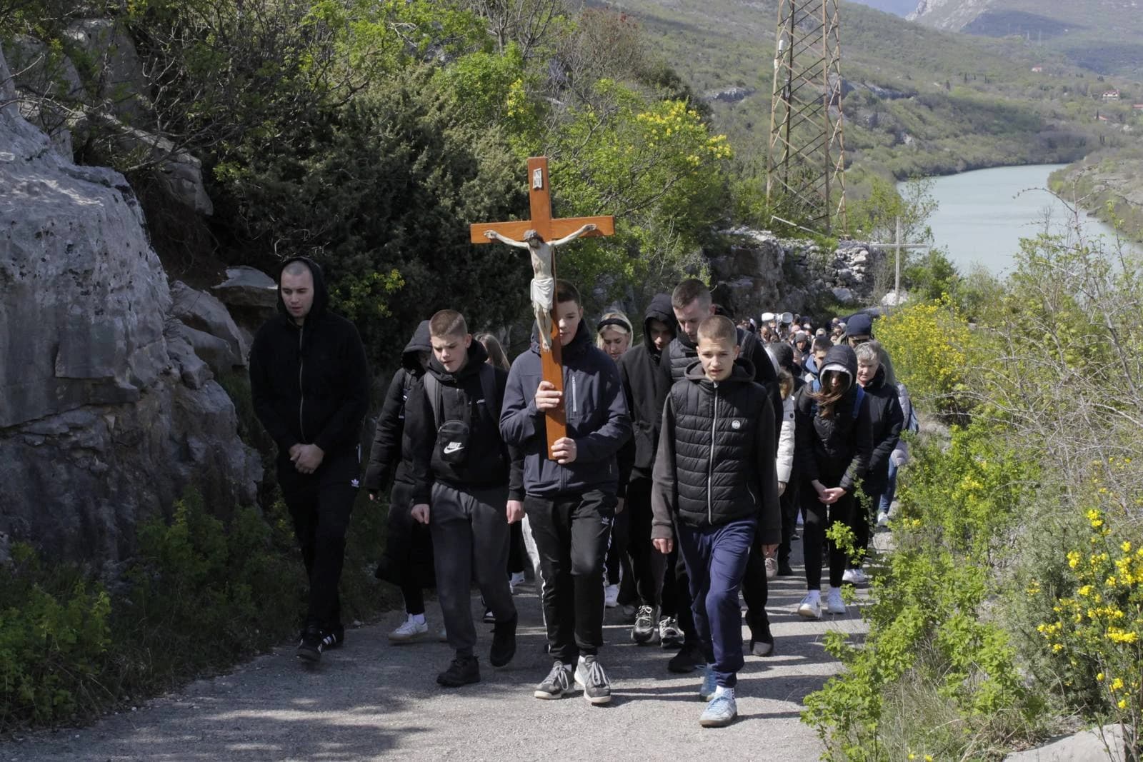 Narod molio duž ratnog "Puta spasa" od Vojna do Đubrana