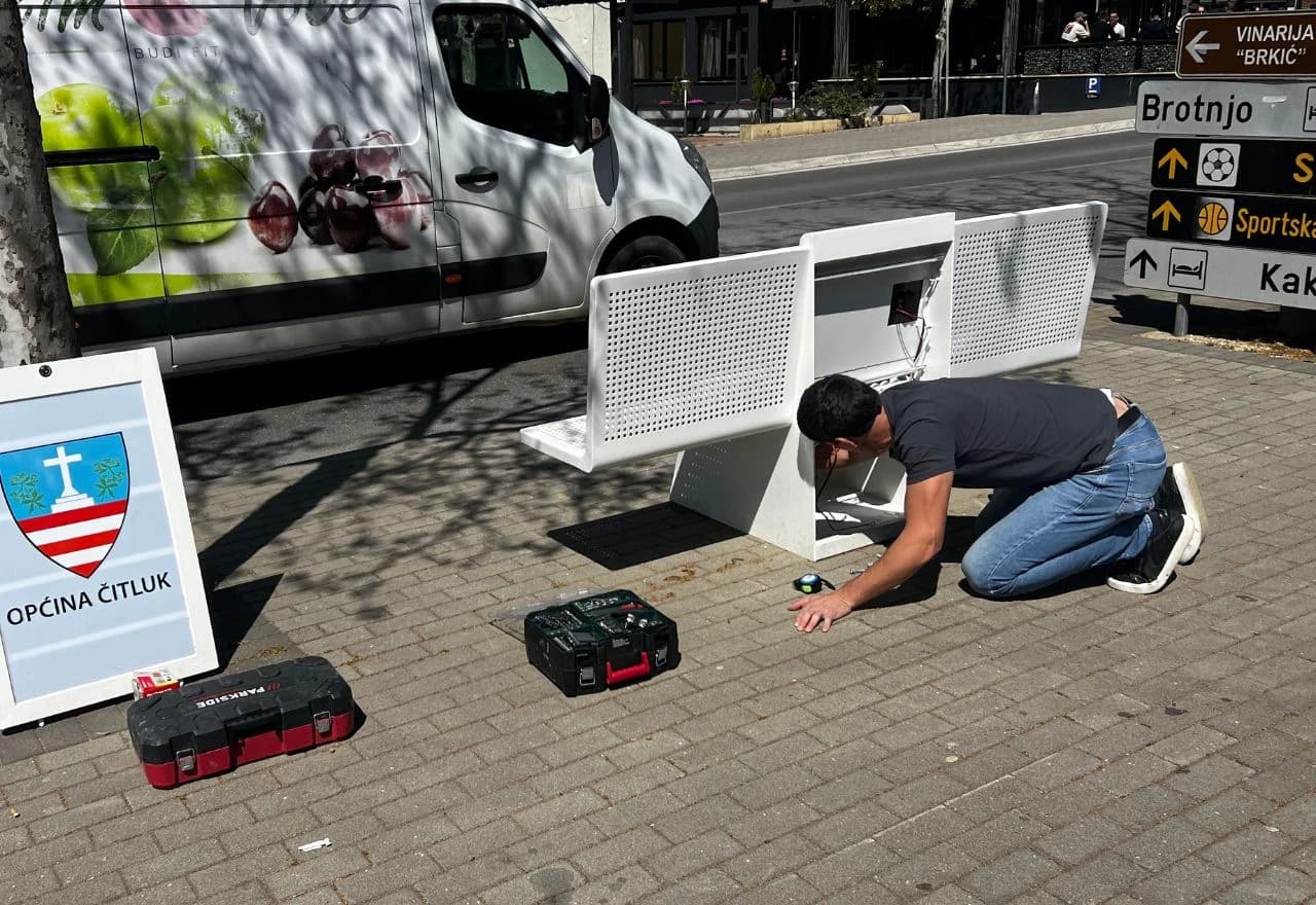Postavljanje pametnih klupa