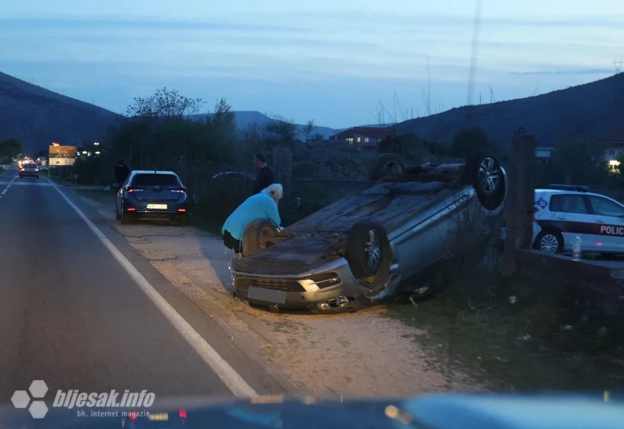 Automobil završio na krovu