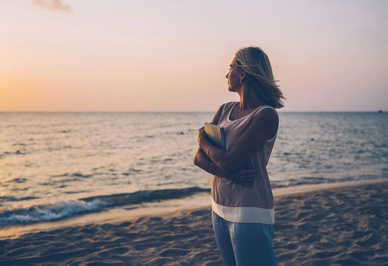 Žena stoji na plaži