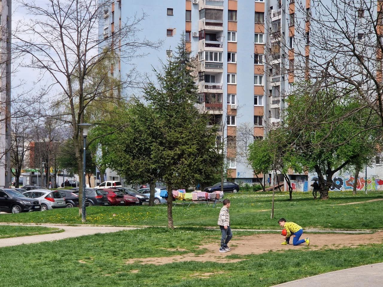 Sušenje rublja u parku ispred zgrade