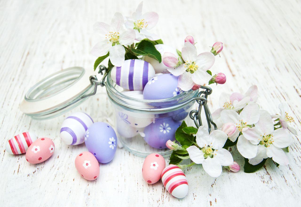 Staklenka napunjena pisanicama