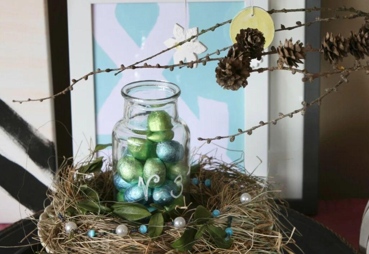 Staklenka napunjena čokoladnim jajima