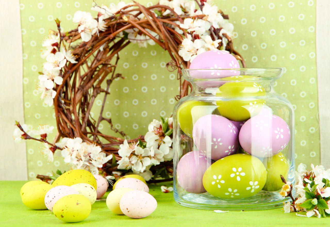 Ukrasi s cvijećem i pisanicama