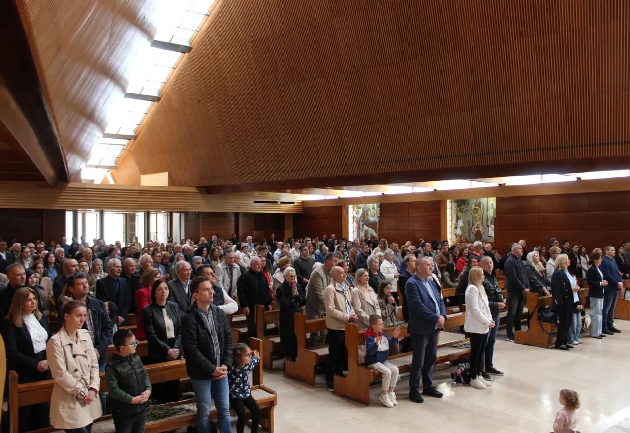 Vjernici u mostarskoj katedrali Marije Majke Crkve