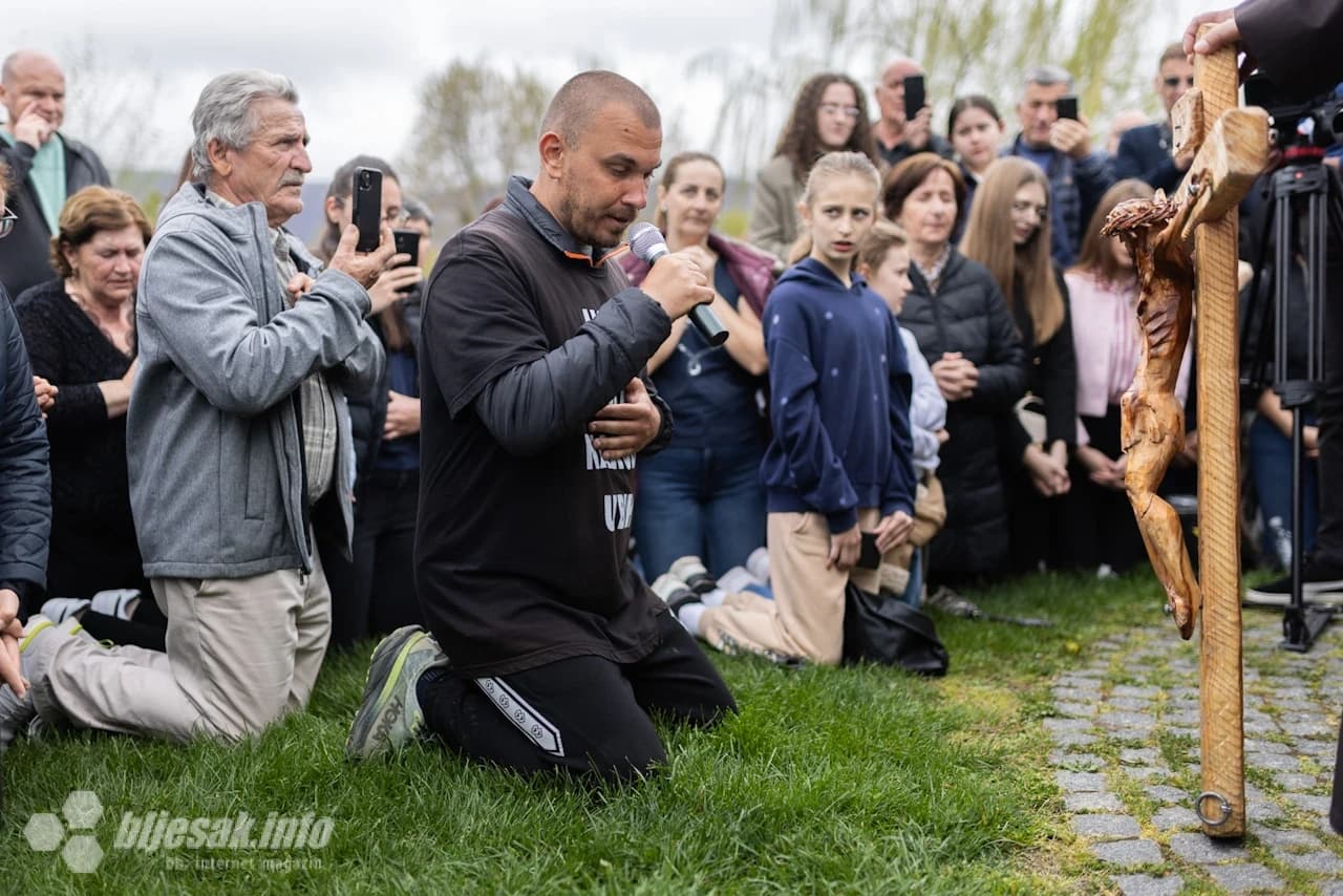 Josip Jelinić u molitvi