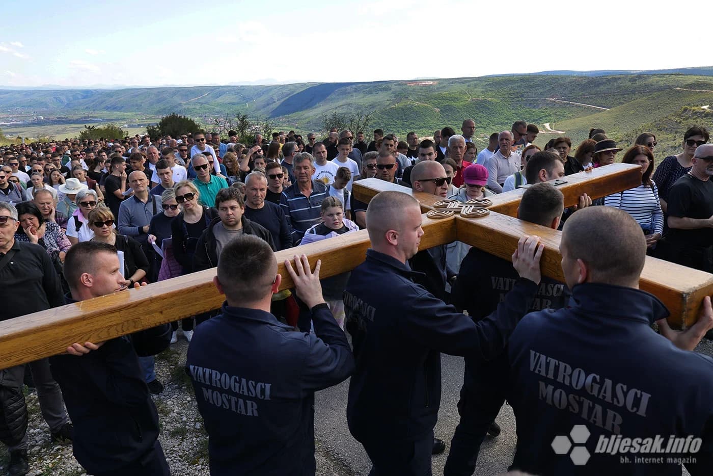 Mostarski vatrogasci nose križ na Križnom putu na Hum