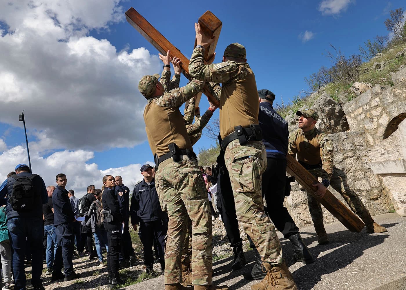 Od njih su križ preuzeli mostarski policajci