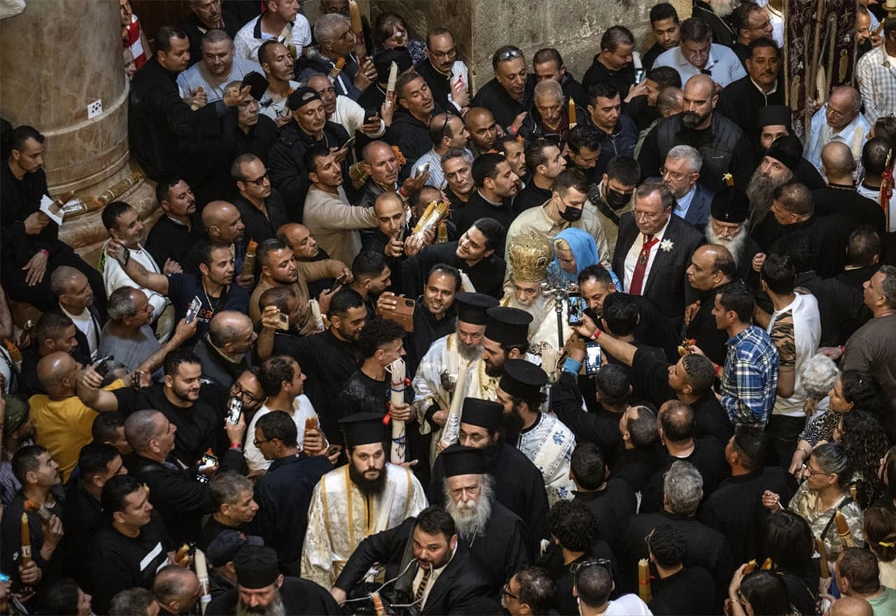 Tisuće vjernika prisustvovalo ceremoniji Svetog ognja u Jeruzalemu