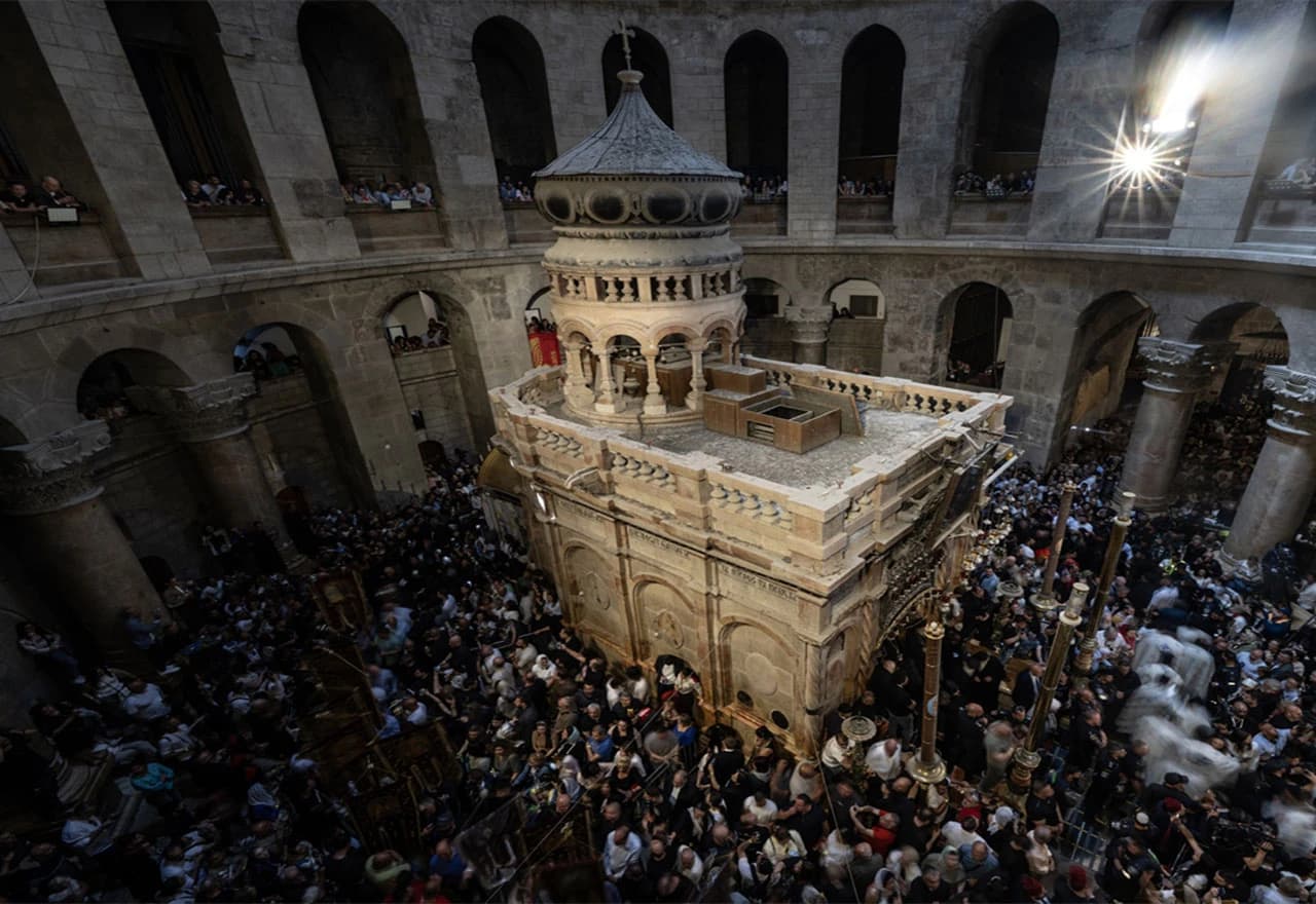 Tisuće vjernika prisustvovalo ceremoniji Svetog ognja u Jeruzalemu