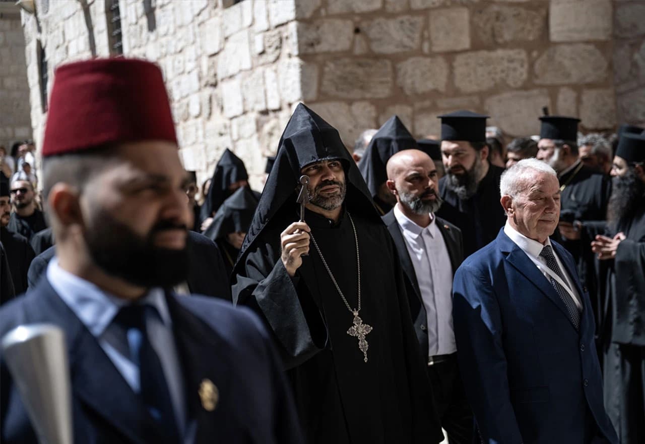 Tisuće vjernika prisustvovalo ceremoniji Svetog ognja u Jeruzalemu
