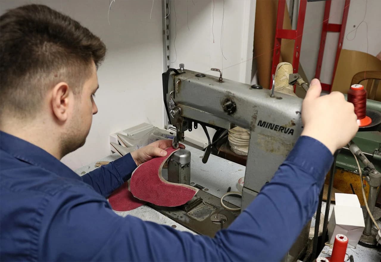 Ekskluzivne štikle od karbonskih vlakana sa zlatnim i porcelanskim detaljima