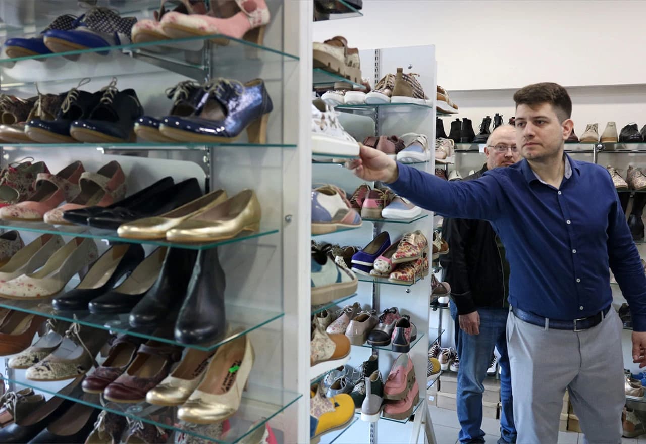 Ekskluzivne štikle od karbonskih vlakana sa zlatnim i porcelanskim detaljima