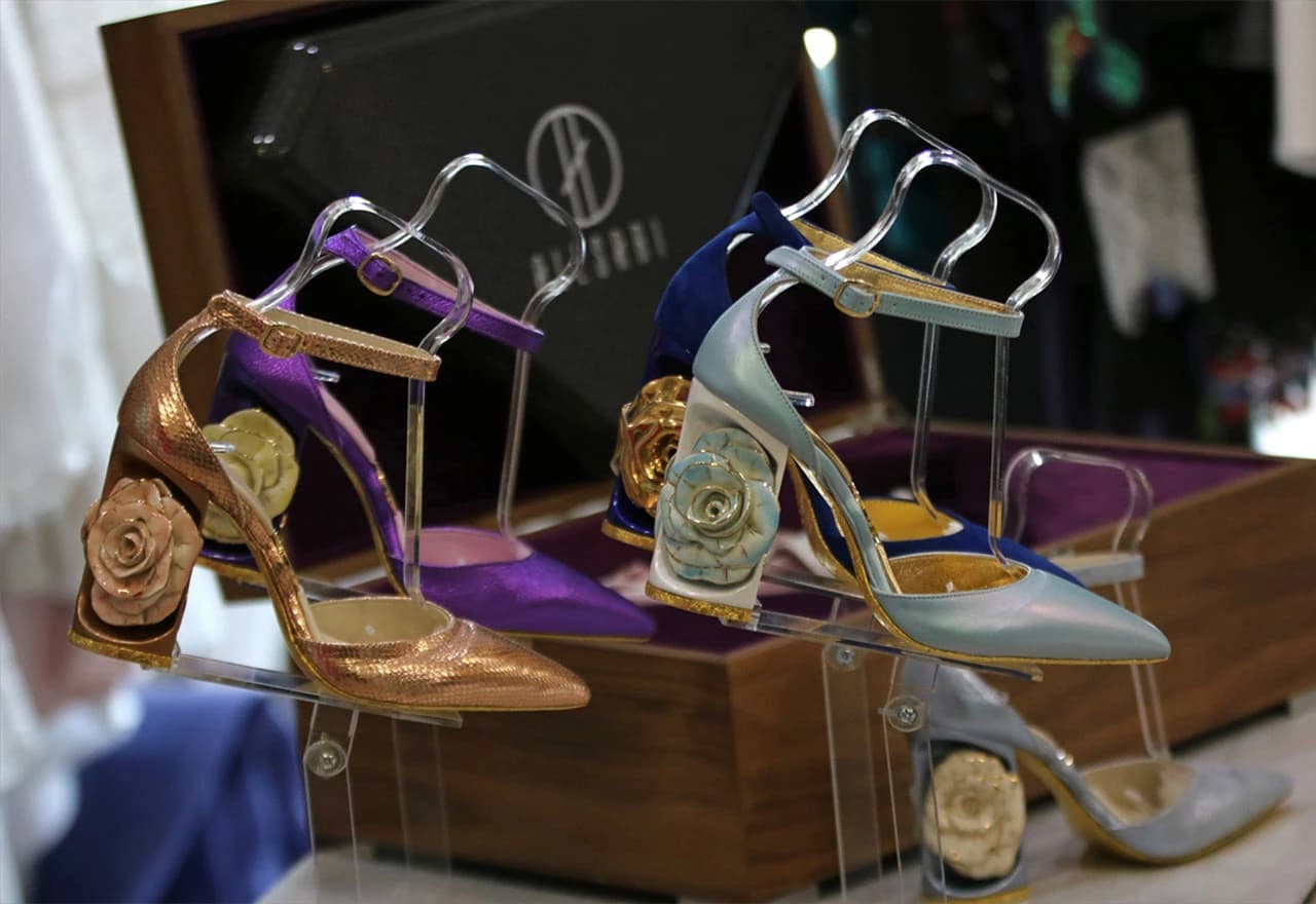 Ekskluzivne štikle od karbonskih vlakana sa zlatnim i porcelanskim detaljima